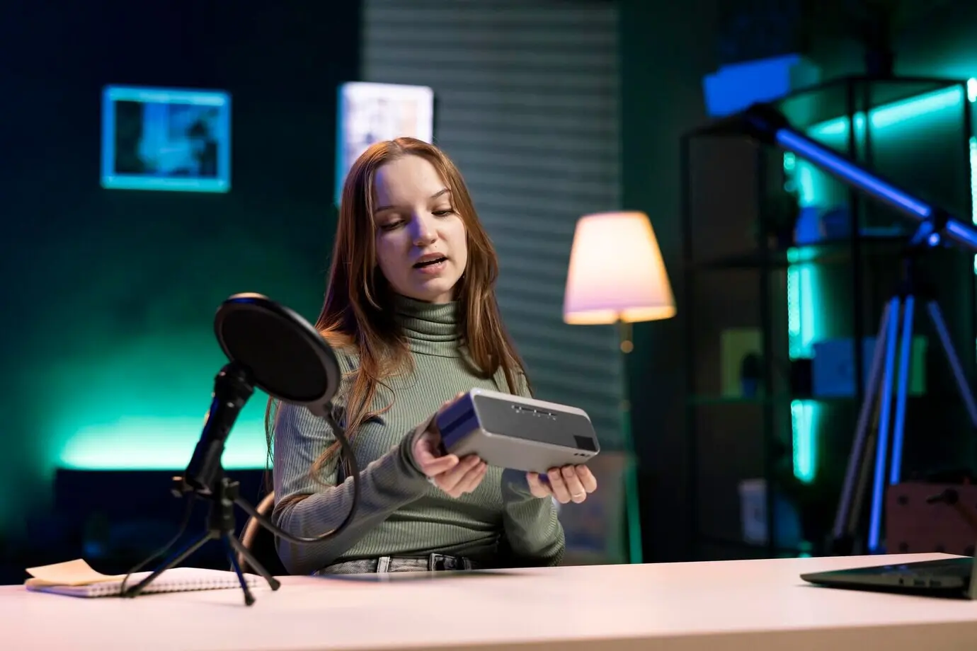 Интернет-звезда поколения Z снимает видео о лучших Bluetooth-колонках.