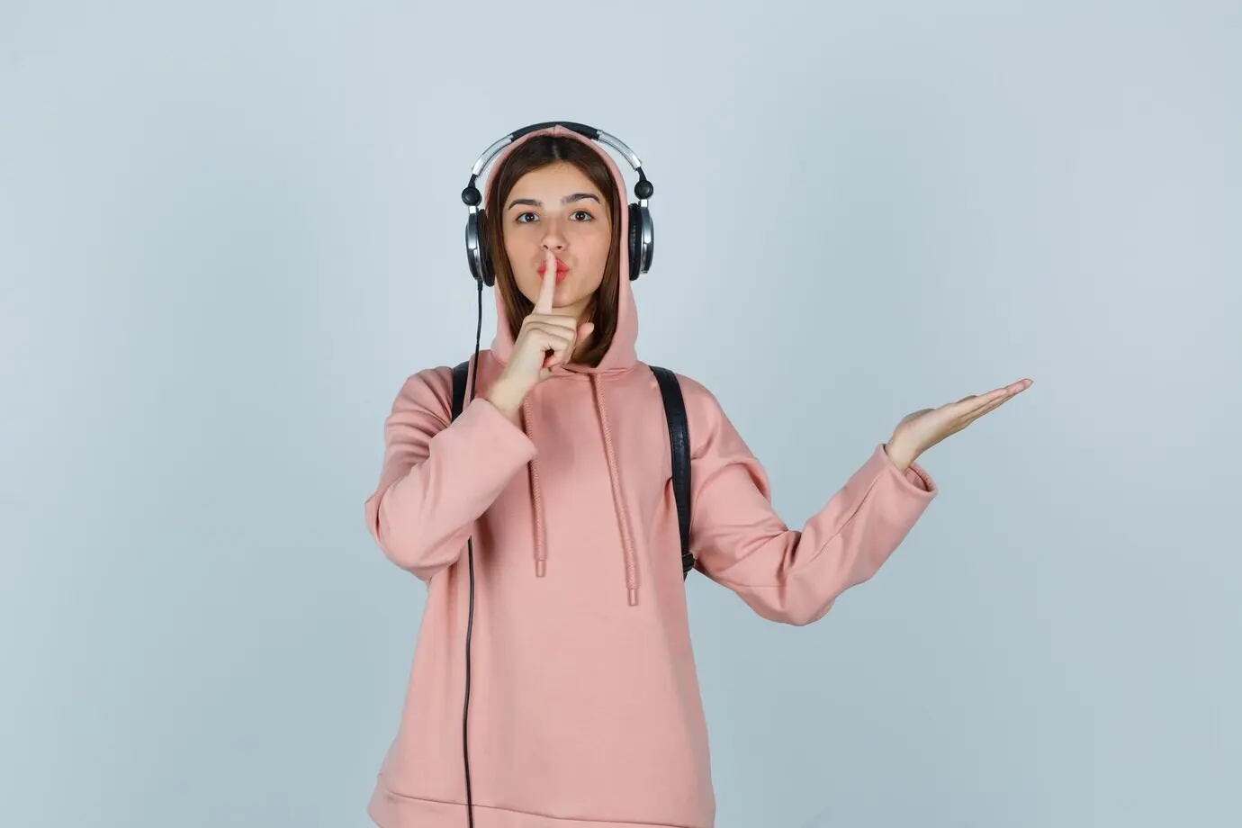 Выразительная молодая девушка позирует в студии.