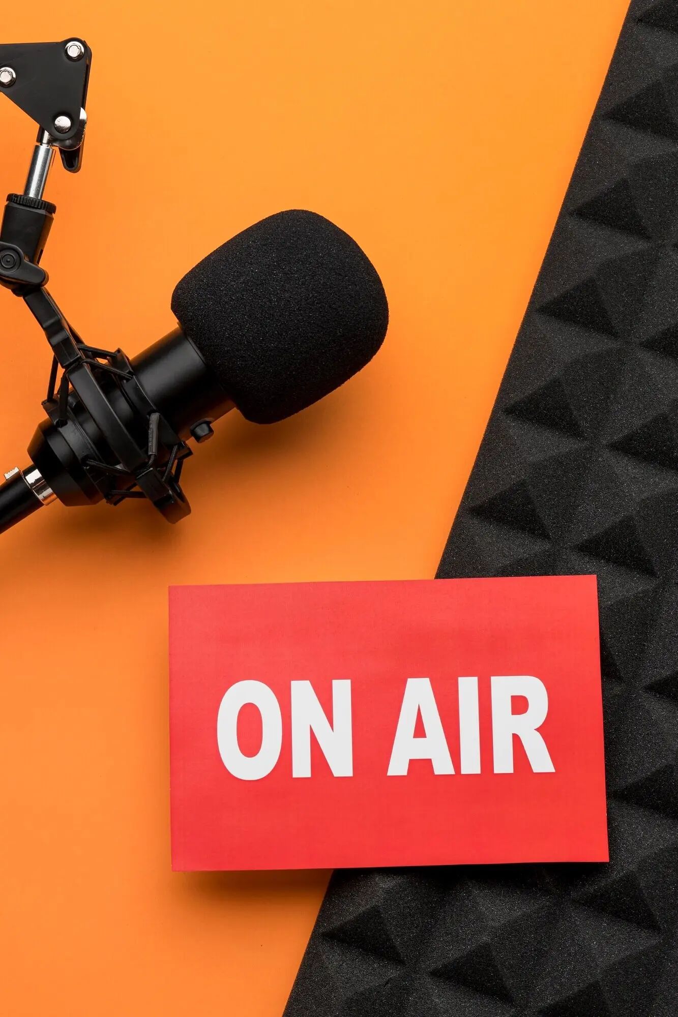 Баннер «On Air» и микрофон, вид сверху