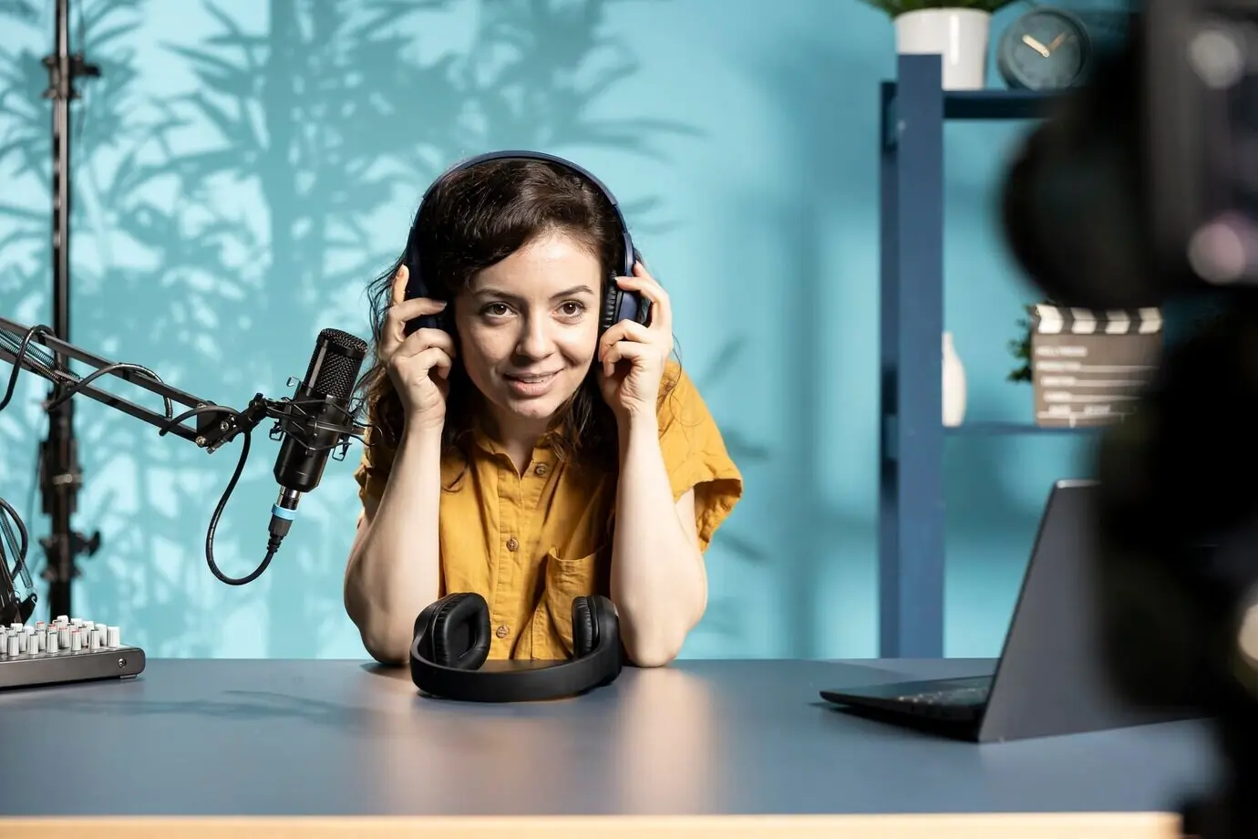 Улыбающаяся женщина снимает себя на видео, слушая новые альбомы и рецензируя музыку.