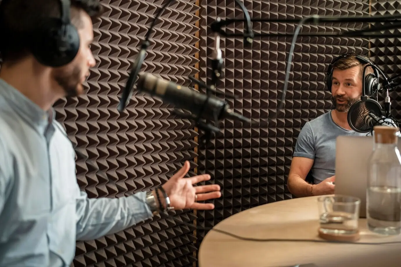 Крупный план: мужчины беседуют на радио.